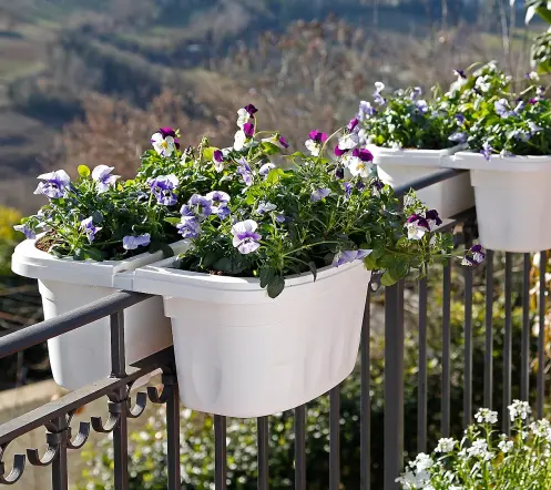 تزئین نرده با گلدان پلاستیکی خورجینی